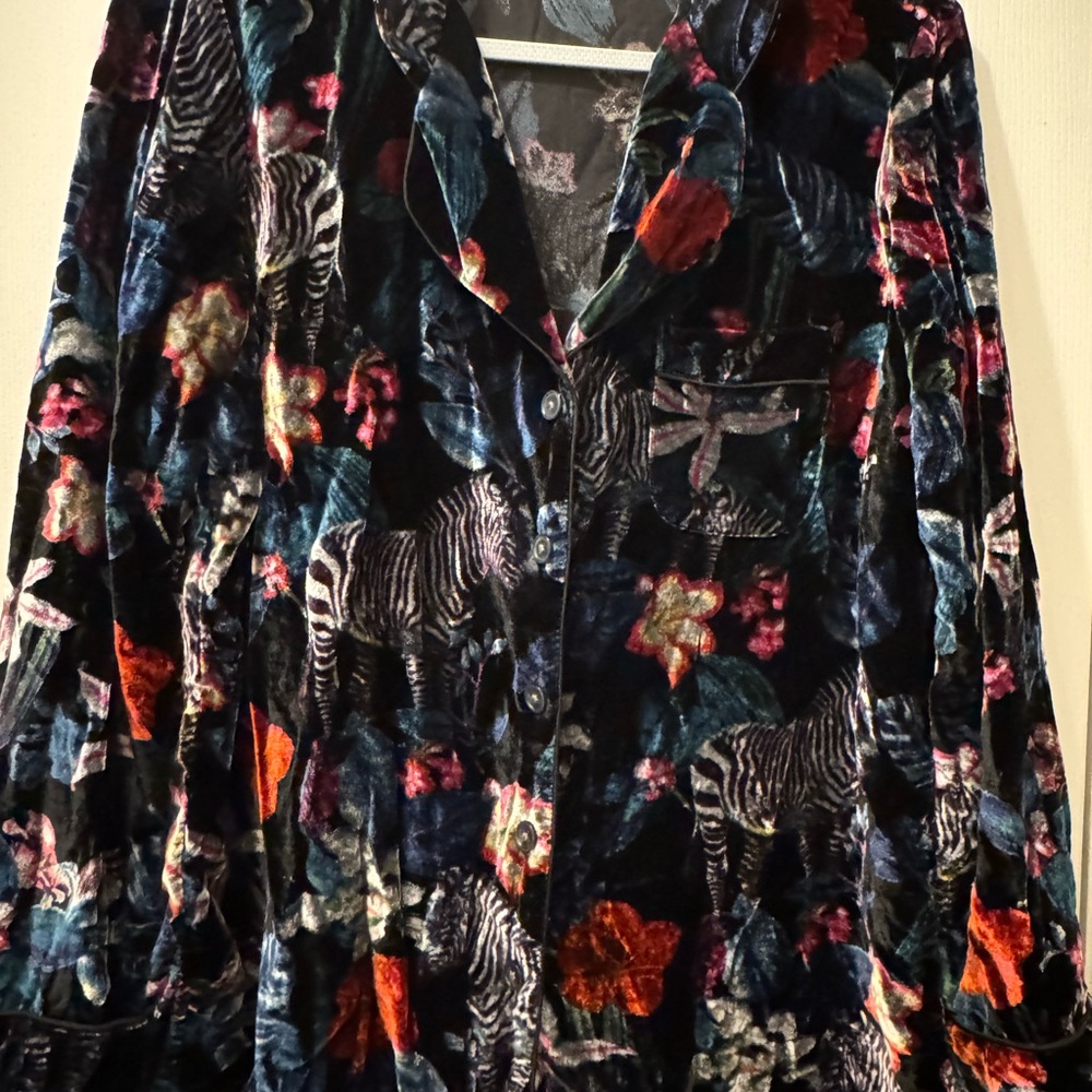 Banana Republic Velvet Pajama Set- Medium
Watercolor Zebra
Like new- worn once. - Picture 3 of 8